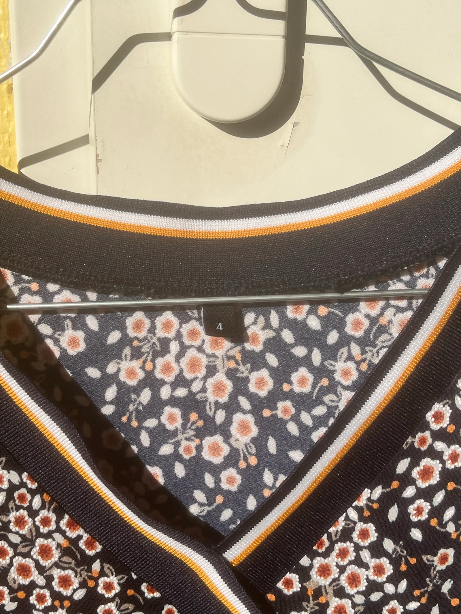 Camiseta floreada azul marino estilo corazón oculto – photo 5